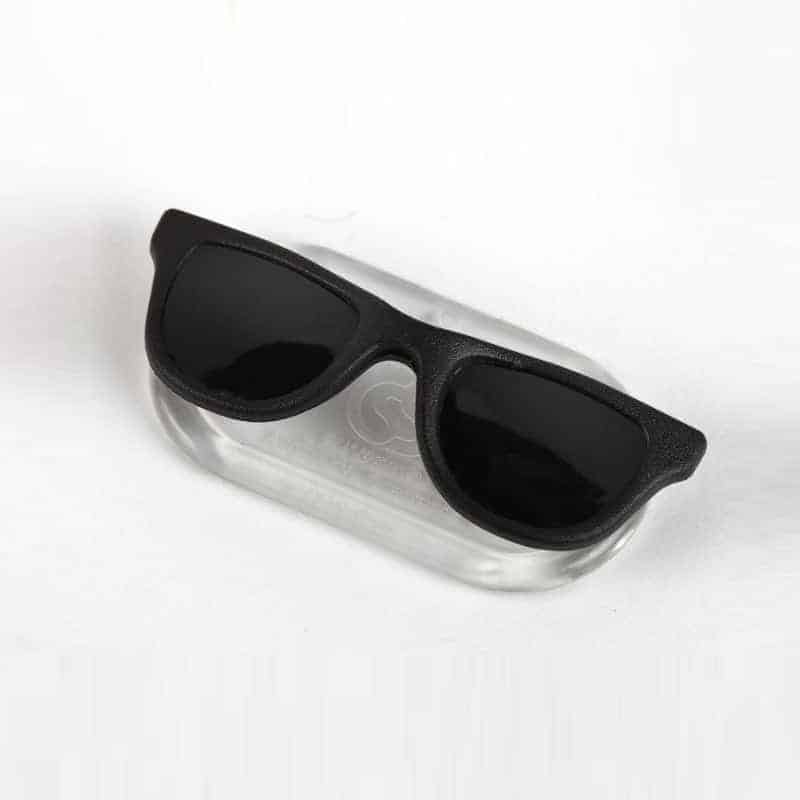 READEREST-MAGNETIC-EYEWEAR-HOLDER-BLACK-SHADES2